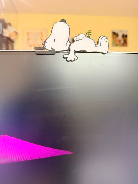 Snoopy laying down, edge hugger