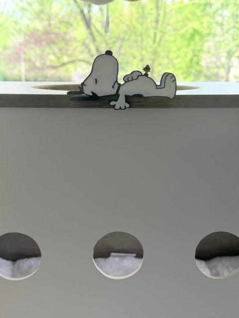 Snoopy laying down, edge hugger